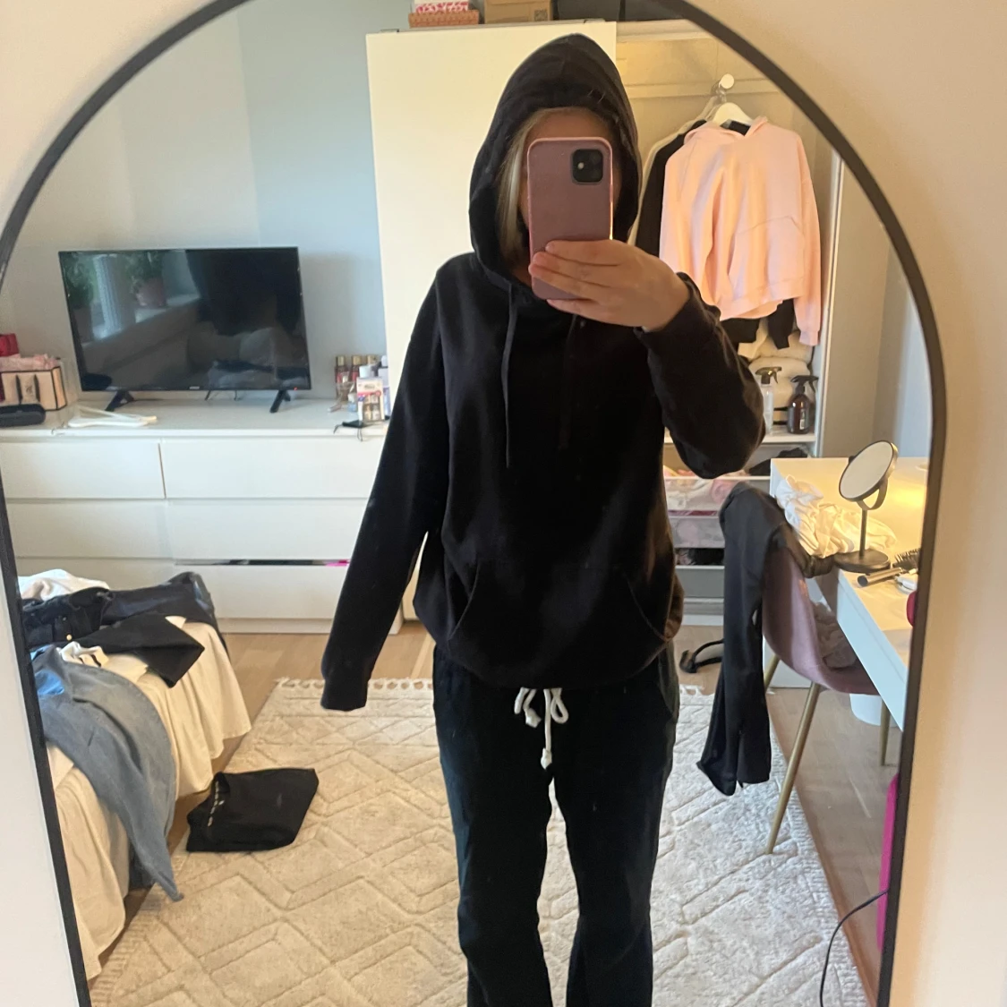 Svart hoodie i ekologisk bomull