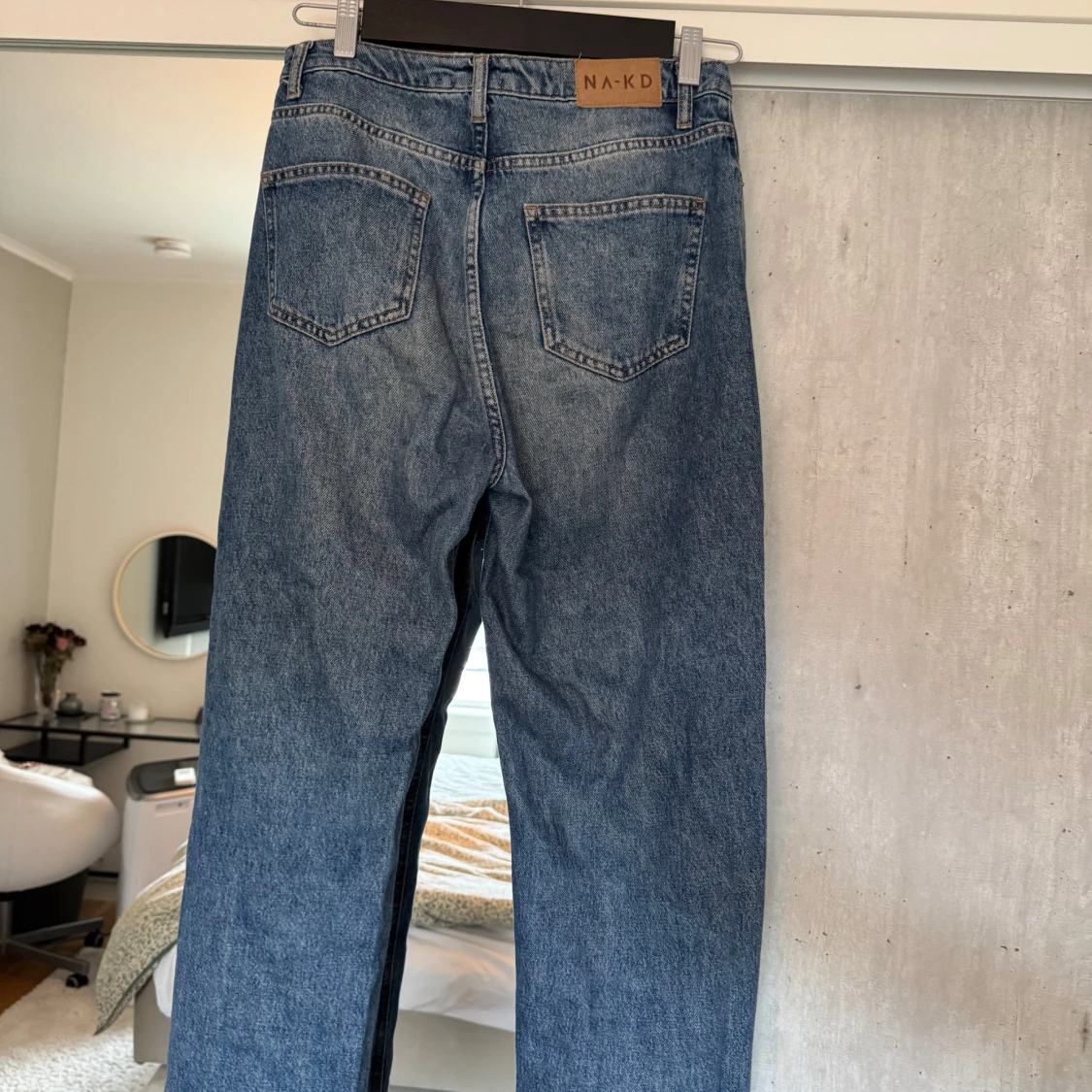 Blå raka jeans från NA-KD - 3