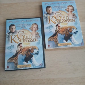 Guldkompassen specialutgåva dvd  - Följ med på ett magiskt äventyr fyllt av mystik, vänskap och mod! Guldkompassen (originaltitel The Golden Compass) är den storslagna filmatiseringen av Philip Pullmans prisbelönta bok, med stjärnor som Nicole Kidman, Daniel Craig och Eva Green i huvudrollerna.  📀 2-disc utgåva med massor av extramaterial:  Kommentarspår av regissören Chris Weitz  Dokumentärer om boken, inspelningarna och Oxford  Bakom kulisserna: kostymer, musik, specialeffekter och mycket mer  Över 2,5 timmars bonusmaterial!   