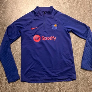 Barcelona tränings tröja  - Säljer denna Barcelona träningströjan, är andvänd men i god skick, kom privat innan köp