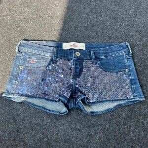 Lowrise Jeansshorts med paljetter - Supersnygga glittriga jeansshorts i mycket fint skick! De är lågmidjade och korta, mått finns på bilder💖 Har ingen bild på då de är för små😇 
