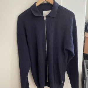 Stickad heldragkedjad tröja - Säljer en mörkblå stickad tröja från Jack and Jones i storlek xs. Knappt använt den ny pris 800 mitt pris 400, kontakta gärna innan köp