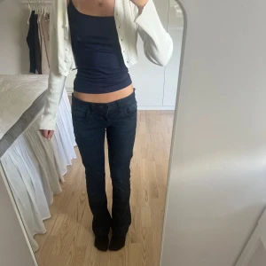 Kort ribbad kofta Lindex  - Säljer en fin vit ribbad kofta som passar perfekt till linne och jeans. Ett äldre plagg från Lindex som inte längre säljs. Passar som xs/s även fast den är i barnstorlek. Priset går att diskuteras🤍