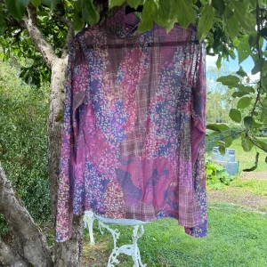 Odd Molly mesh polotröja mönstrad - Säljer en transparent mesh polotröja från Odd Molly i storlek 4. Tröjan har ett unikt mönster med blommor och rutor i lila, rosa och blå toner. Långärmad och med hög krage, perfekt för dig som gillar färgstarka och coola plagg. Storlek 4 som enligt deras storleksguide motsvarar en storlek L/XL. Mycket fint skick, jag hittar inga synliga anmärkningar eller defekter.