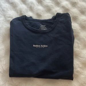 Mörkblå crewneck från Jack & Jones - Säljer en mörkblå crewneck från Jack & Jones Premium Modern Archive. Tröjan har klassisk rund hals och diskret tryck framtill. Tillverkad i mjuk bomullsfrotté som är skön mot huden. Perfekt för dig som gillar stilrena och enkla plagg.