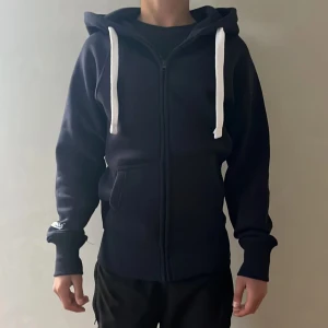 Russmerch tröja - En fet russmerch tröja som är helt oanvänd aldrig använt den i Stolek XS./💯✅hör av er vid funderingar🥇🤝🤝 skick 10-10