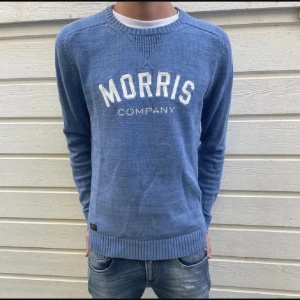 Morris stickad tröja  - Riktigt snygg stickad tröja från Morris. Modellen är 170 cm och väger 70 kg | Storlek L