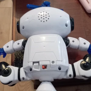 Dansade robot - En sjungande robot med mönster på golvet och snurrar runt kan vara roligt för barn när de leker och så sjunger den en rolig liten sång till