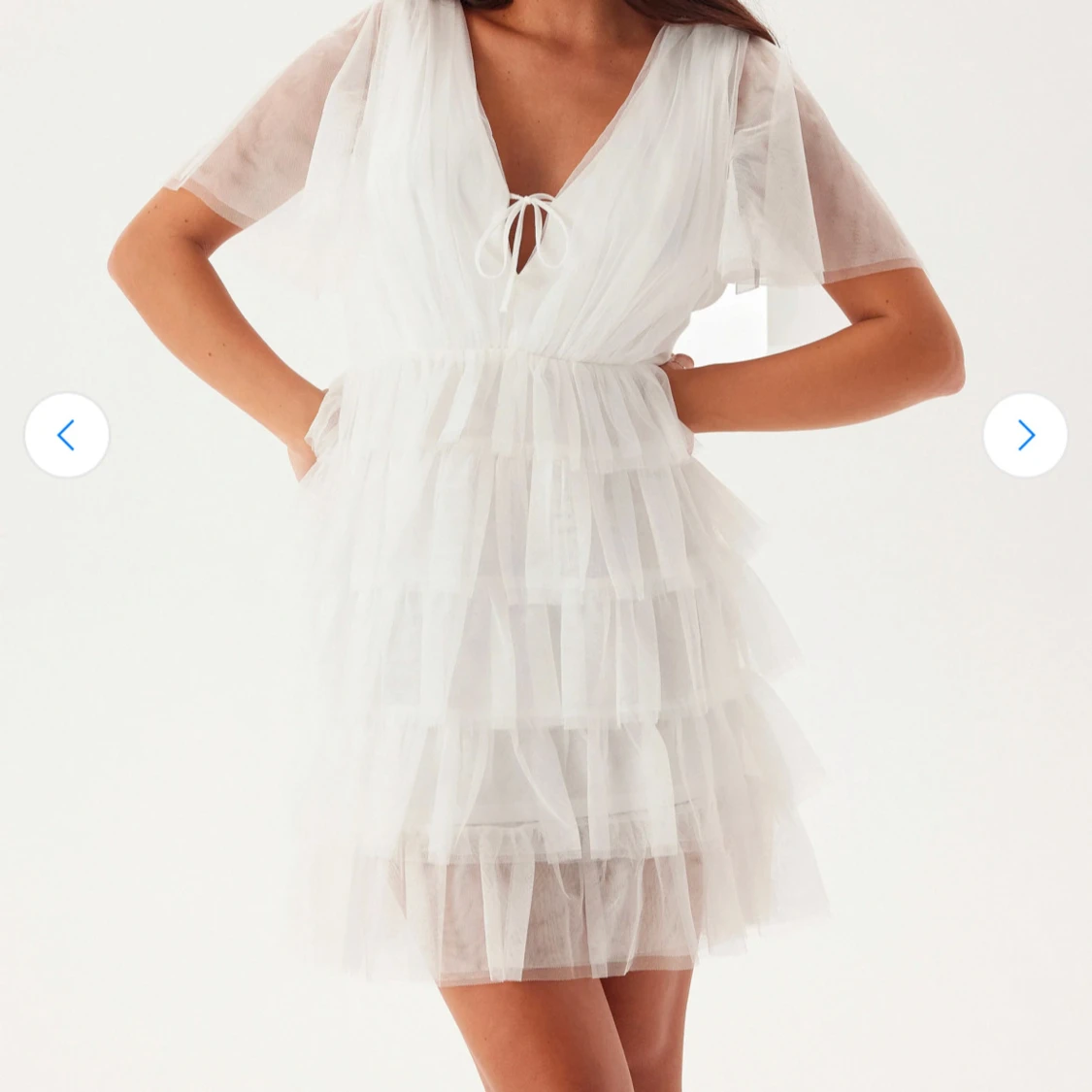 Vit kort klänning med volanger