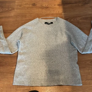 Ljusgrå stickad tröja  - Mysig stickad tröja från vero moda, baksidan har ett litet jack i tyget men det syns endast om man stretchar ut tröjan som jag gjort på bild 4, annars sen den ut som på bild 5. 💕
