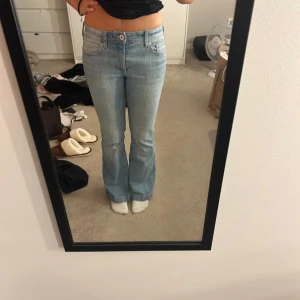 Bootcut ljusblå jeans - Super snygga Lågmidjade bootcut jeans från HM. Storlek 156 men passar xs! Super fint skick och använda fåtal gånger
