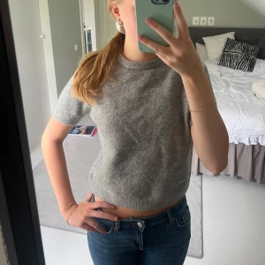 Grå stickad kortärmad tröja från Zara - Stickad kortärmad tröja ifrån Zara 🥰🥰