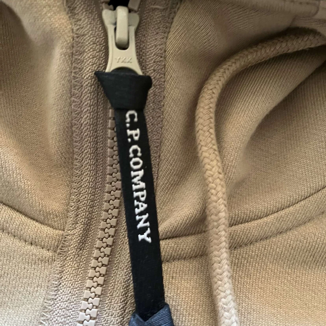 Beige hoodiejacka med goggles C.P. Company - 2