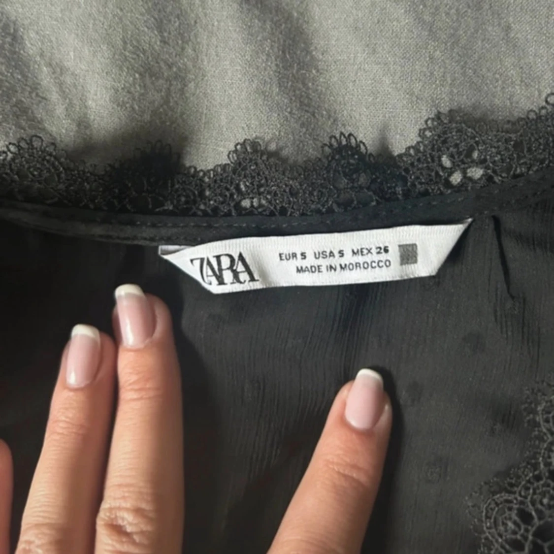 Svart blus med spets från Zara - 1