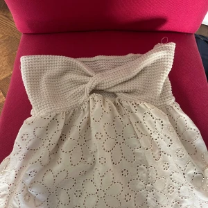 Off shoulder top - Säljer en söt cremefärgad off shoulder top som aldrig är använd.