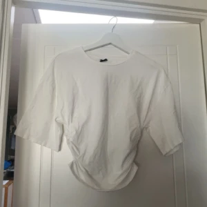 Vit topp från gina!! - Säljer denna jättefina vita topp från Gina tricot. Super super bra skick och endast använd typ nån gång. Säljer eftersom den aldrig passa mig riktigt. Priset går absolut att diskutera vid snabbt köp