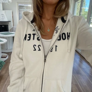 Hollister zip - En zip från Hollister i storlek L. Tröjan bedöms som använd men i fortsatt gott skick. Jag skickar inom 24h. Se liknande zip i min profil! F17