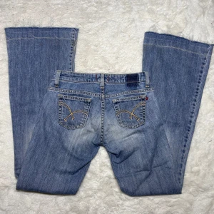 Lågmidjade bootcut jeans lowwaist lowrise vintage  ultra low superlow - SuperLågmidjade jeans, storlek w26L32. Innerbenslängd: 78 midjemått:34-35 Obs har inga bättre bilder på då de blivit för små.  Köp sker via köp nu, jag postar inom 24h. Kvar tills markerad såld 