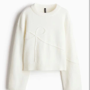 Vit stickad tröja med rosett - Superfin vit stickad tröja med rosett från h&m🤍 Storlek M men passar jättebra på mig som normalt har xs/s
