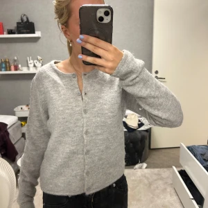 Grå kofta  - Såå söt grå kofta från gina tricot som kommer knappt till användning längre💕💕 