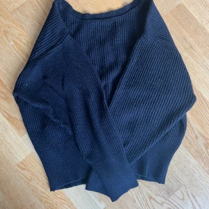 Svart ribbad stickad tröja Pull&Bear - Svart stickad tröja från Pull&Bear i storlek S. Tröjan är ribbad, långärmad med rund hals, samt lite v-ringad bak.