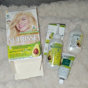 Hårfärg - Säljer ett Garnier Nutrisse Cream hårfärgningskit för ultra blond resultat. Innehåller utvecklingskräm, färgkräm och återställande balsam med avokadoolja. Perfekt för dig som vill ljusa upp håret flera toner och få en mjuk, näringsrik finish. Helt nytt såklart!
