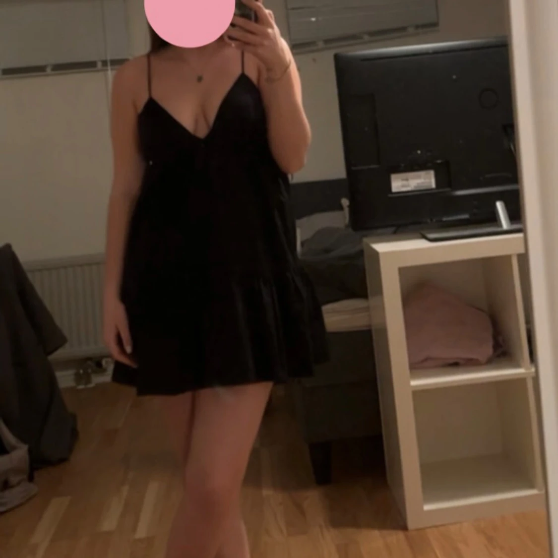 Svart kort klänning med tunna axelband