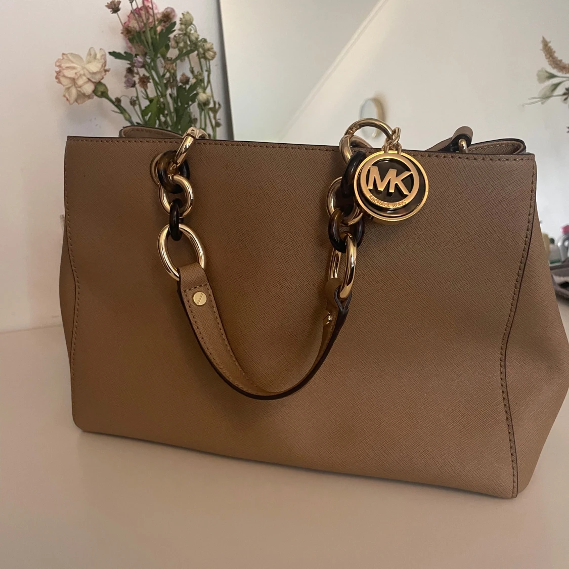 Beige handväska från Michael Kors