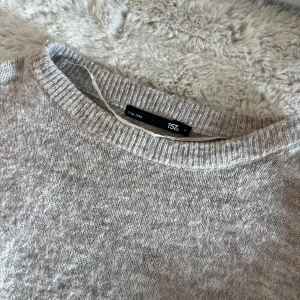  stickad tröja lager 157 - Säljer min stickade tröja från lager 157, med en liten defekt (se sista bilden) perfekt och mysig till hösten och defekten är inget som märks eller känns när man har tröjan på!