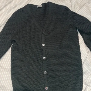 Mörkgrön kofta från Rose & Born - Kofta/Cardigan från märket Rose&Born av högsta kvalitét. Nypriset på koftan ligger på ca 6000kr. Koftan är helt oanvänd bara att lappen ej sitter kvar! Passar längden 175-180 cm ca. Skriv för bättre och fler bilder.