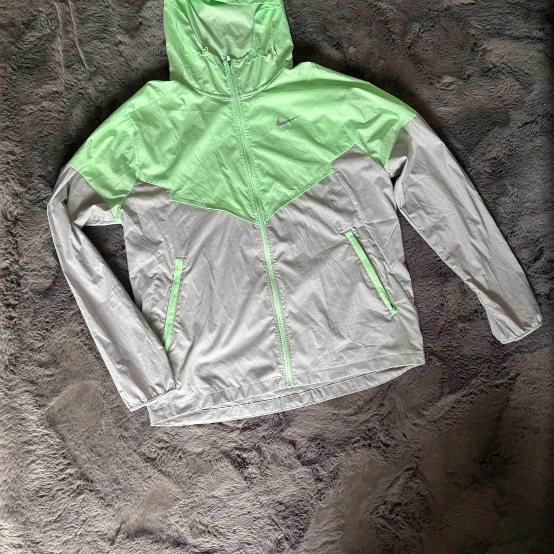 Svart Nike axelväska med logga och tunn träningsjacka. - 2