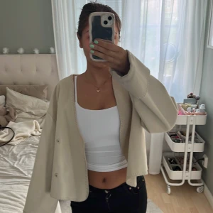 Beige jacka - Asssss snygg jacka som ja måste sälja för att jag har köpt för många.. den har blivit lite grå ish längst nere vid armarna men de är inget man tänker på🩷