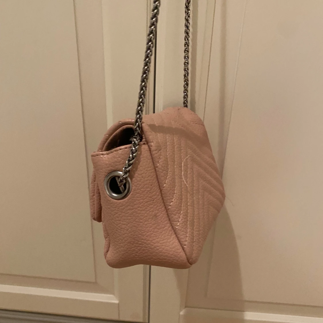 Beige quiltad axelväska med kedja - 2