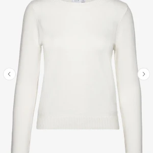 Vit stickad tröja från VILA - Säljer en enkel och fräsch vit stickad tröja från VILA. Tröjan har rund hals, långa ärmar och ribbade muddar vid hals, ärmslut och nederkant. Perfekt att matcha med jeans eller kjol för en clean look.