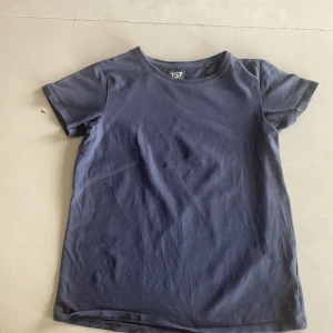 Blå och rosa t-shirt från 157 - Två stilrena t-shirts från 157, en i mörkblå och en i rosa. Båda har rund hals och korta ärmar, tillverkade i mjuk bomull med lite stretch för skön passform. Perfekt för dig som gillar enkel och clean stil.