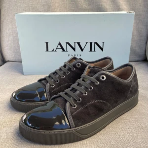 Lanvin skor  - Hej! Säljer nu dessa sjukt snygga Lanvin skor. Skorna är i toppskick! Vi rekommenderar att gå ner en storlek. Har ett begränsat antal boxar och dustbag! Hör gärna av dig vid frågor 