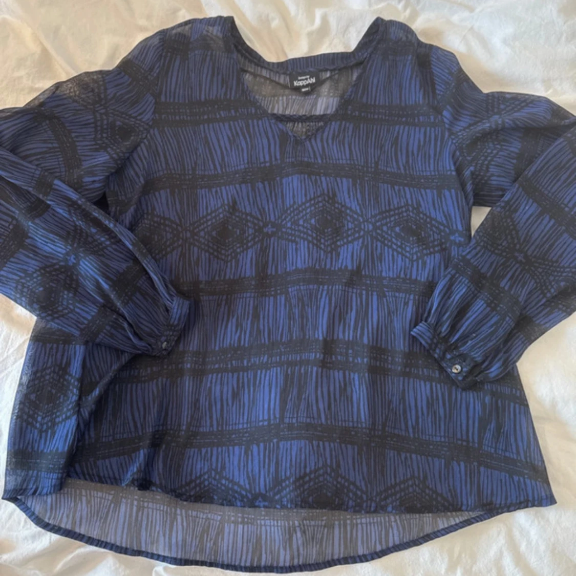 Blå mönstrad blus från Kappahl