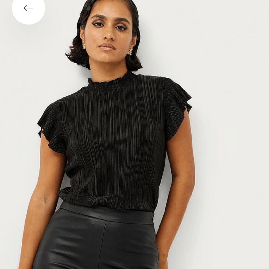 Svart blus med volangärm