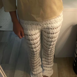 Vita virkade byxor med volangkant - Så snygga utsålda virkade byxor från asos💕Långa i benen så sytt upp de lite längst ner men går att ta bort