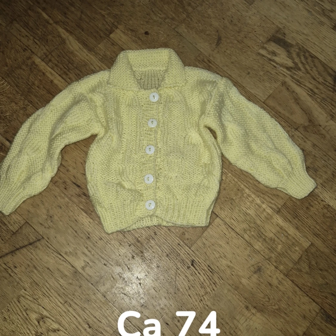 Gul stickad kofta med knappar