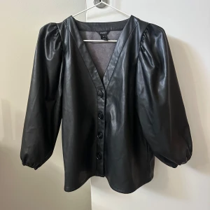 Svart skinntröja - Svart skinntröja som är perfekt nu till hösten!😍