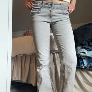 Grå bootcut jeans med dubbelknapp - Kommer tyvärr inte till användning längre, i jättefint skick💗från Gina Young i storlek 164, passar mig som är 175cm perfekt. De säljs inte längre