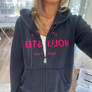 Hollister zip  - En zip från Hollister i storlek M. Tröjan bedöms som använd men i fortsatt gott skick. Jag skickar inom 24h. Se liknande zip i min profil! F11
