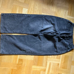 Svarta wide jeans från YINZHJOY - Säljer ett par svarta jeans från YINZHJOY som jag köpte i tokyo, de har en baggy fit och var egentligen till min vän men de var för små. Priset kan diskuteras.