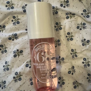 Brazilian Crush Cheirosa 68 Parfymmist - Fräsch parfymmist från Sol de Janeiro, Brazilian Crush Cheirosa 68. Doft av brasiliansk jasmin och rosa drakfrukt. Flaskan är genomskinlig med rosa vätska och har ett stort vitt lock. Perfekt för dig som gillar söta och blommiga dofter. Helt ny helt öppnad med plasten på. 240ml ordninaripris 450