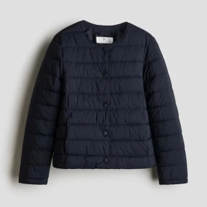 Mörkblå quiltad jacka  - Supersnygg quiltad jacka från H&M i fint skick, inga defekter eller liknade, storlek 158 men passar även XS, priset går o diskutera vid snabb affär 