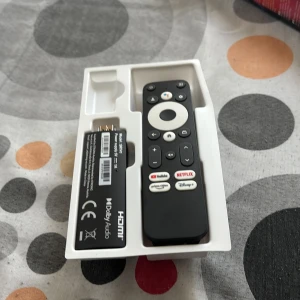 Google TV Stick SRT41 - Streama dina favoritserier och filmer i 4K med Google TV Stick SRT41! Enkel fjärrkontroll med snabbknappar för Netflix, YouTube, Disney+ och Prime Video. Perfekt för dig som vill ha all underhållning samlad på ett ställe och styra med rösten via Google Assistant.