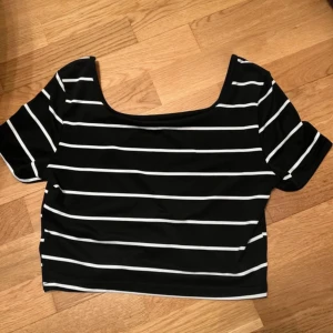 Svart och vit randig croppad topp Shein - Säljer pga felköp!🩶 Endast testad!🩶