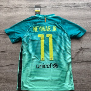 Fotbollströja Barcelona  - Barcelona 2016/2017 tredjeställ. Neymar #11 Storlek: S helt ny med prislapp. Priset är inte hugget i sten så skicka pm vid funderingar