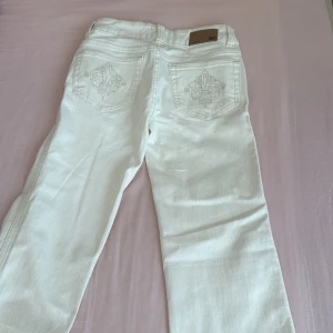 Lager vit jeans SHORT - Säljer dessa vita jeans som jag ej har använt köptes för 400